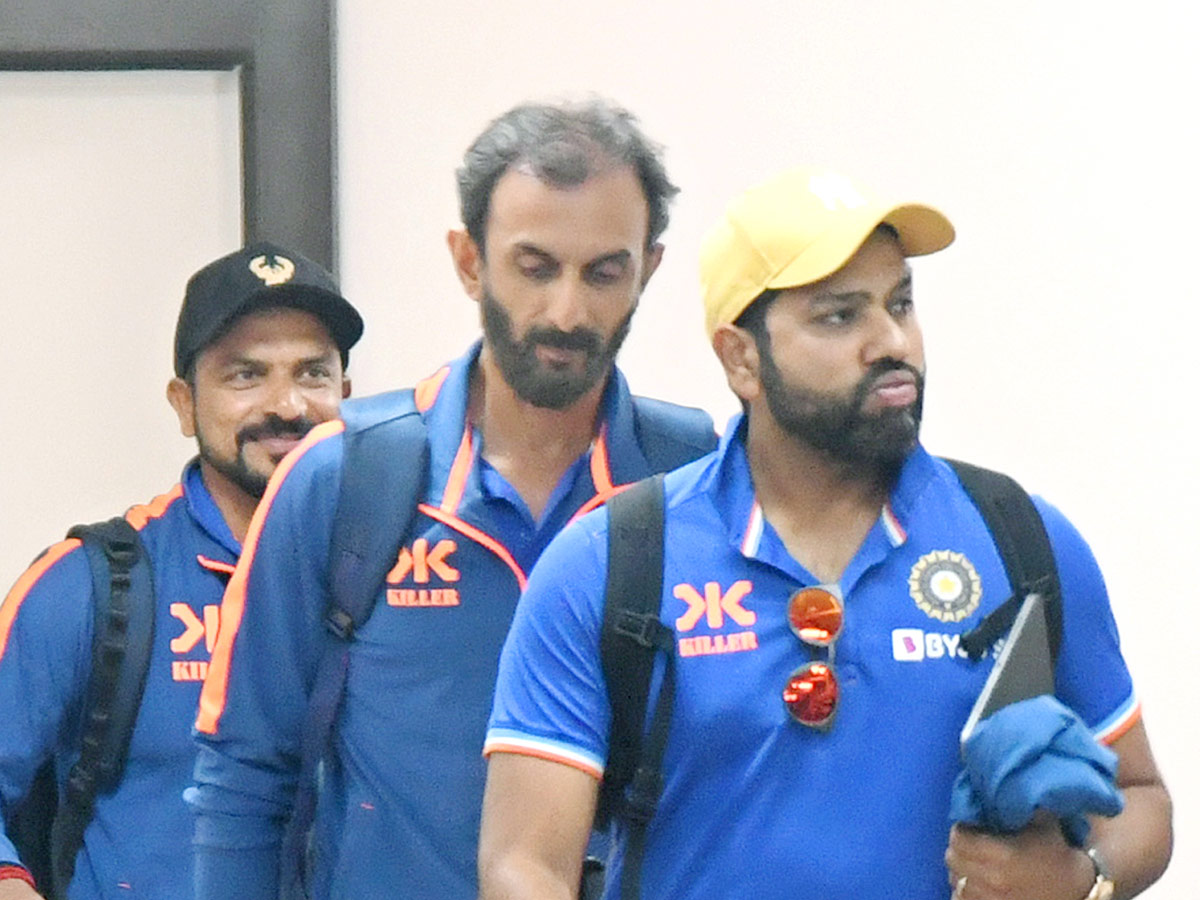 Team_20India_20and_20Team_20Australia_20Cricketers_20Reach_20To_20Vizag_20Photos_8.jpg 9