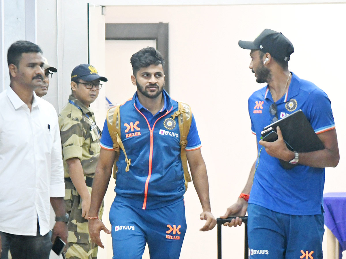 Team_20India_20and_20Team_20Australia_20Cricketers_20Reach_20To_20Vizag_20Photos_9.jpg 10