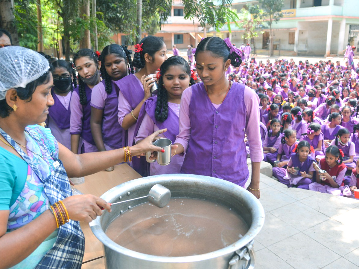 Jagananna_20Gorumudda_20Ragi_20Java_20Menu_20Launched_20by_20CM_20Jagan_20_29.jpg 42