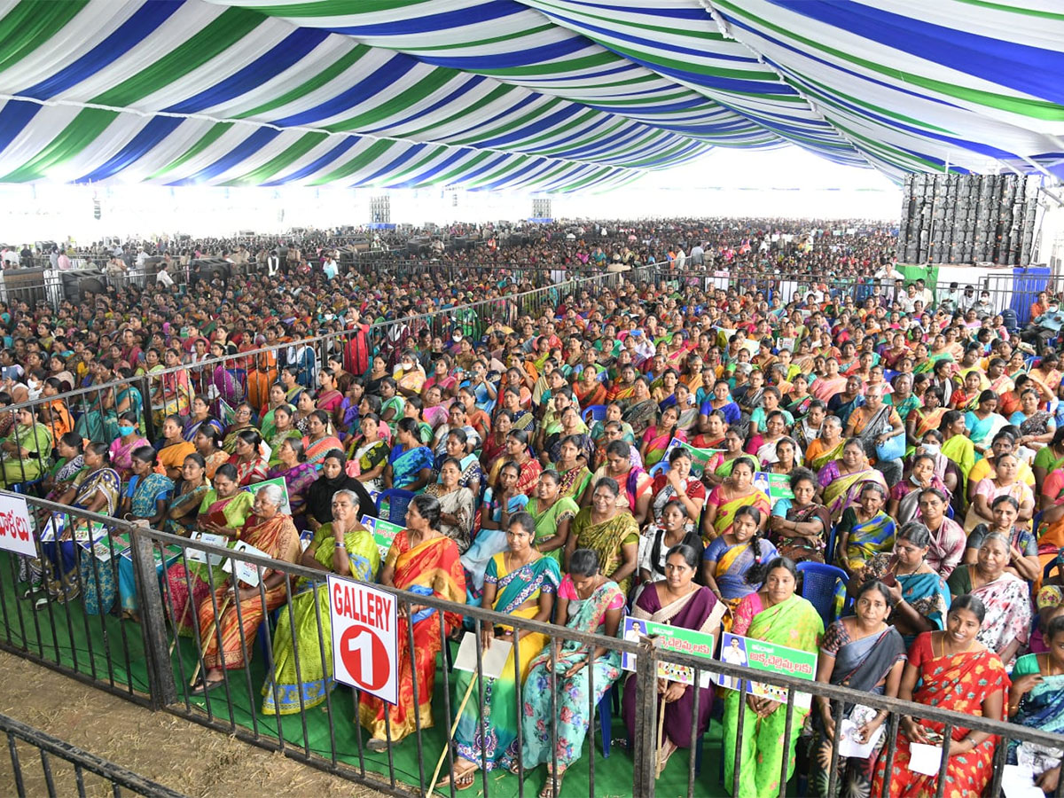 CM_20Jagan_20Release_20YSR_20Asara_20Funds_16.jpg 16