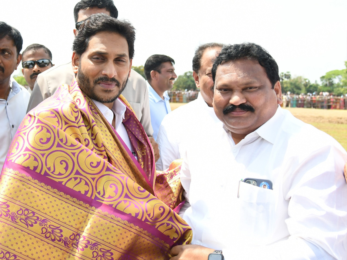CM_20YS_20Jagan_20Entry_20At_20Denduluru_20Photos_15.jpg 16