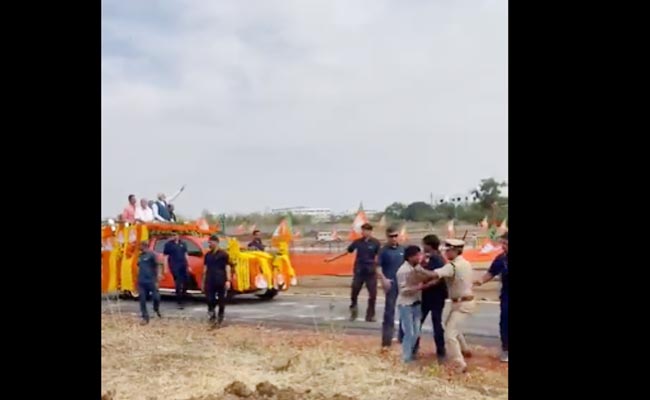 Modi_Convoy_Security_Breach.jpg