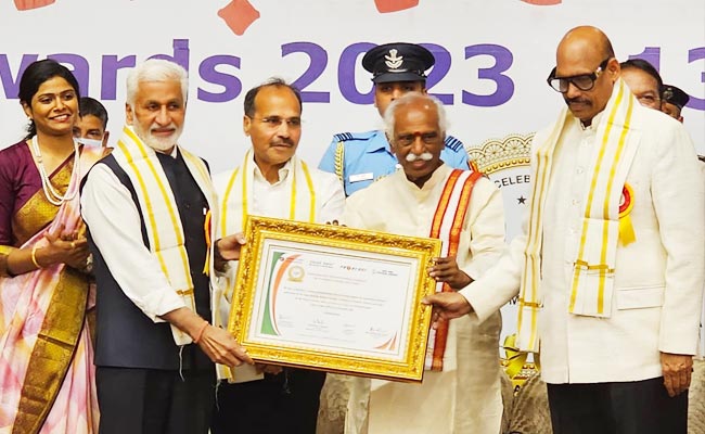 Vijayasaireddy_Sansad_ratna.jpg