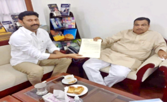Avinash_20Reddy_20Meets_20Nitin_20Gadkari001.jpg