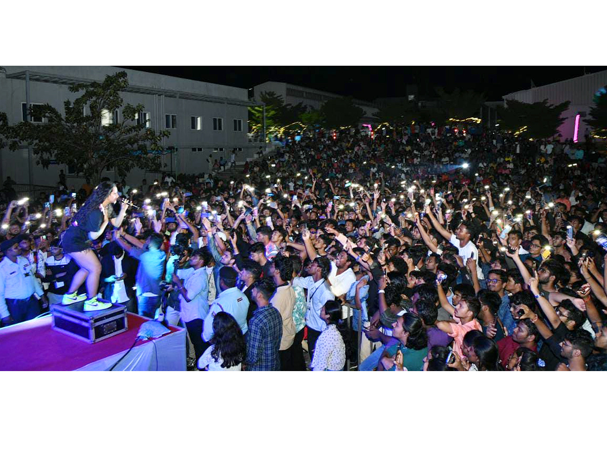 Nikhita_20Gandhi_20Indian_20playback_20singer_20at_20IIT_20Tirupati_20program_20Photos_1.jpg 2