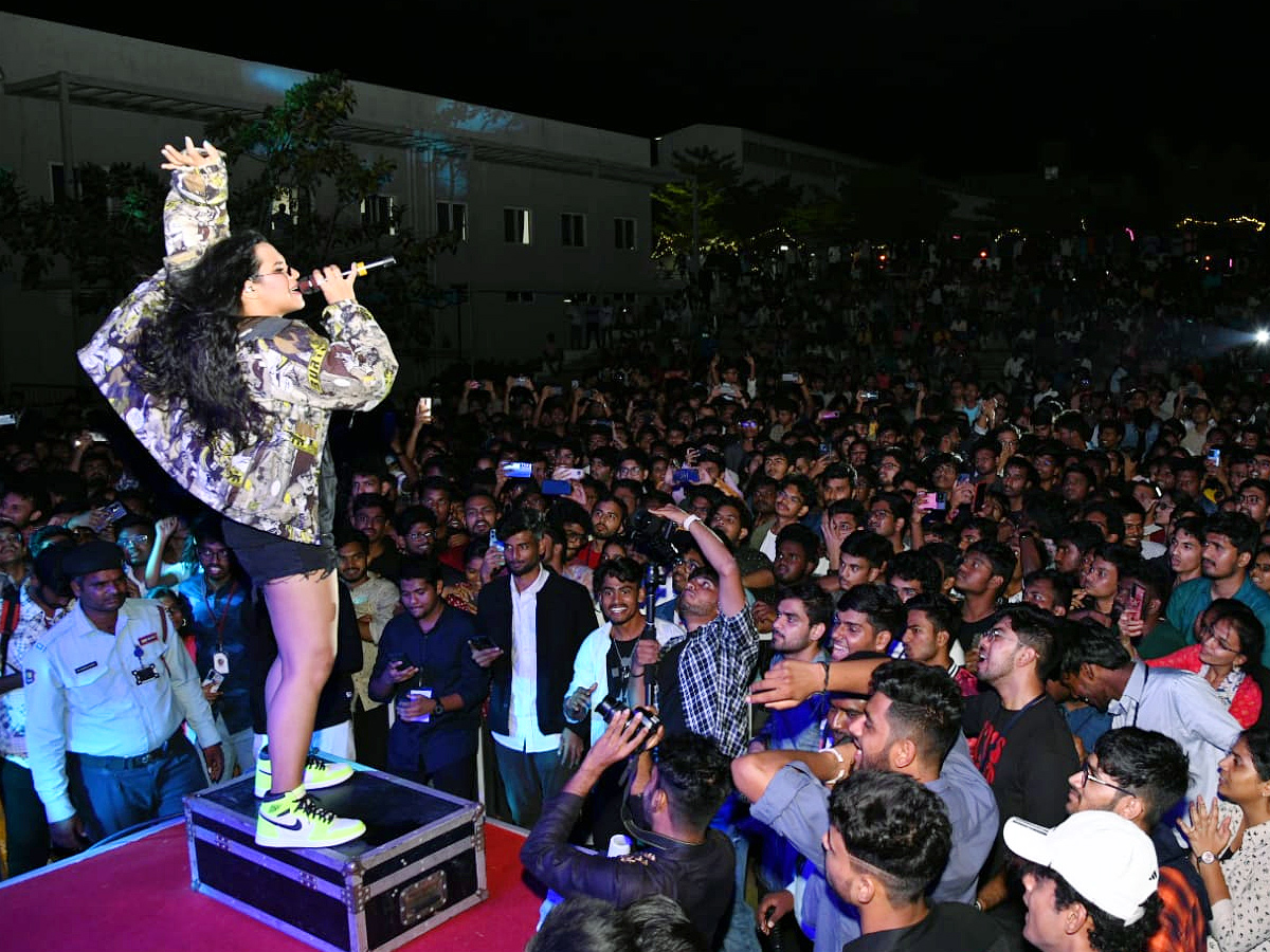 Nikhita_20Gandhi_20Indian_20playback_20singer_20at_20IIT_20Tirupati_20program_20Photos_16.jpg 17