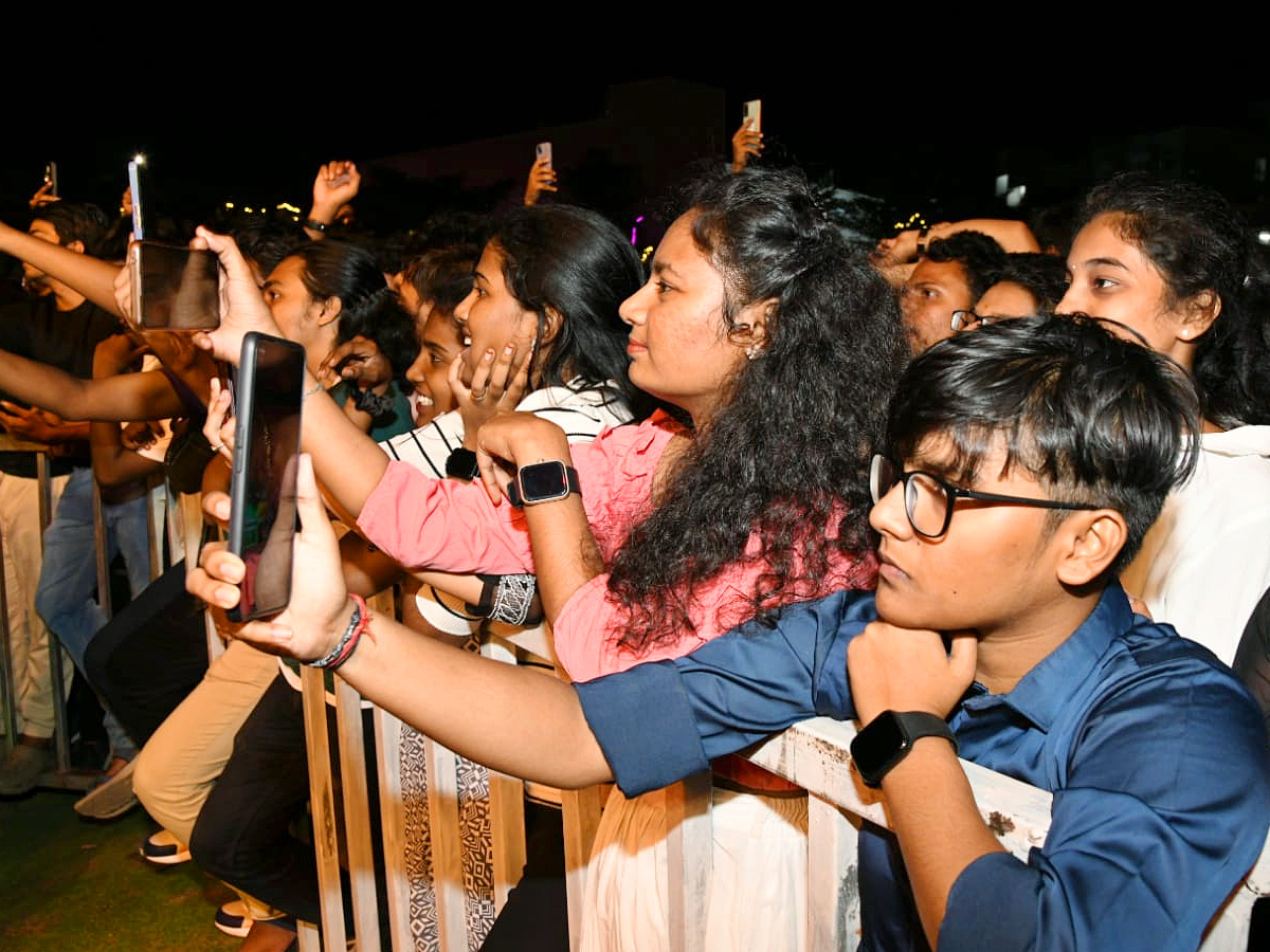 Nikhita_20Gandhi_20Indian_20playback_20singer_20at_20IIT_20Tirupati_20program_20Photos_4.jpg 5
