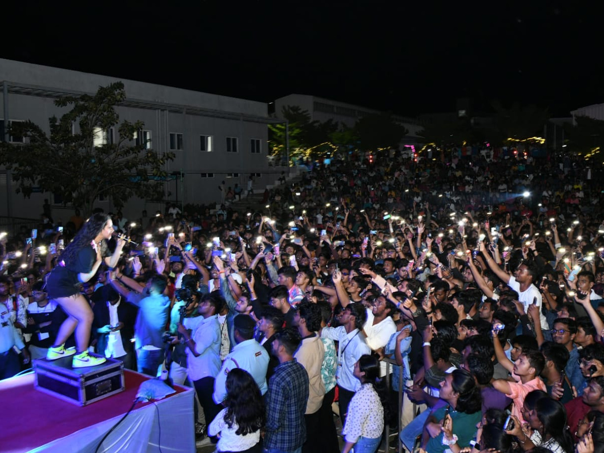 Nikhita_20Gandhi_20Indian_20playback_20singer_20at_20IIT_20Tirupati_20program_20Photos_7.jpg 8