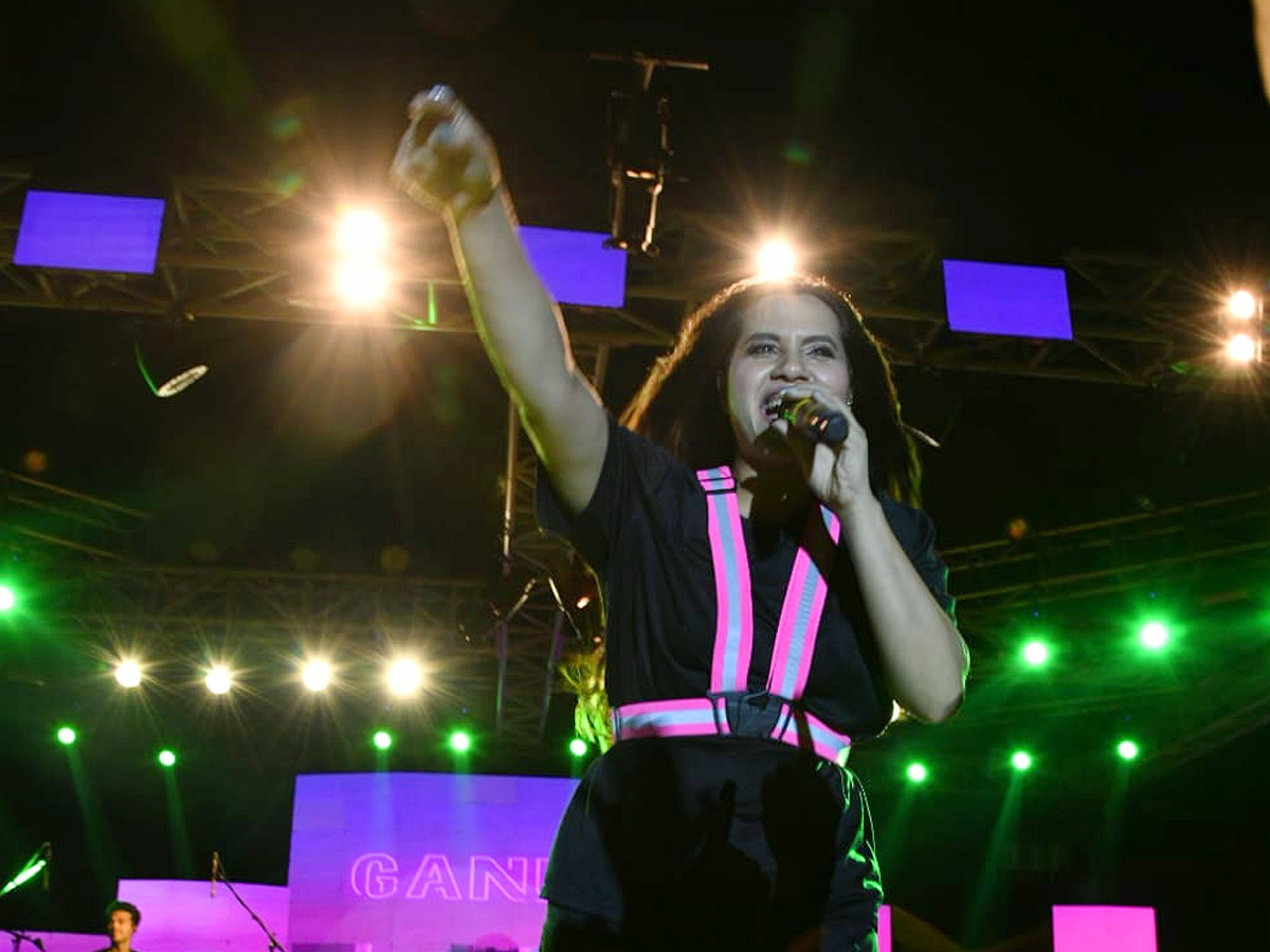 Nikhita_20Gandhi_20Indian_20playback_20singer_20at_20IIT_20Tirupati_20program_20Photos_8.jpg 9