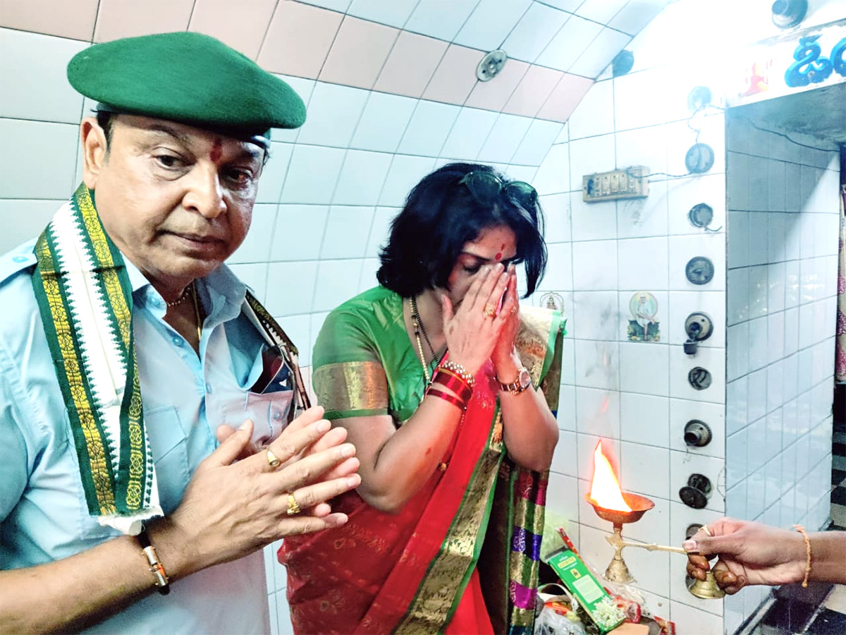 Pavitra_20Lokesh_20Actor_20Naresh_20At_20West_20Godavari_20Elurupadu_20Wedding_20Photos_2.jpg 2