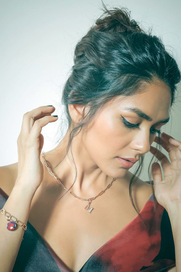 Mrunal_20Thakur_20Latest_20Photos_10.jpg 10