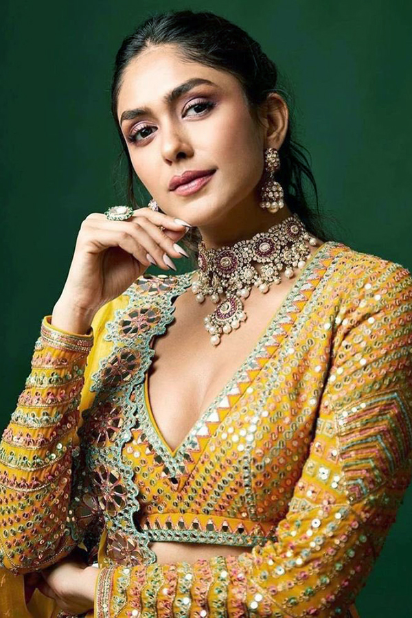 Mrunal_20Thakur_20Latest_20Photos_12.jpg 12