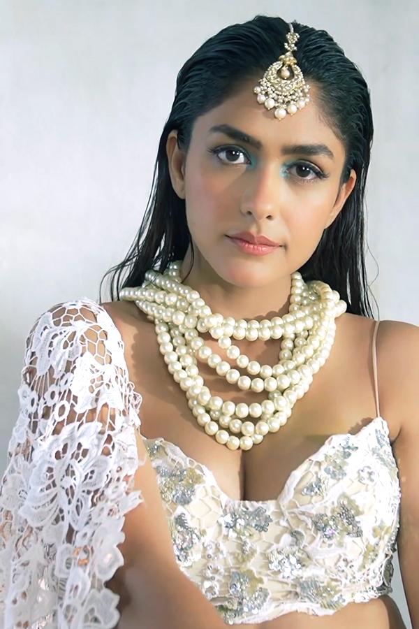 Mrunal_20Thakur_20Latest_20Photos_13.jpg 13