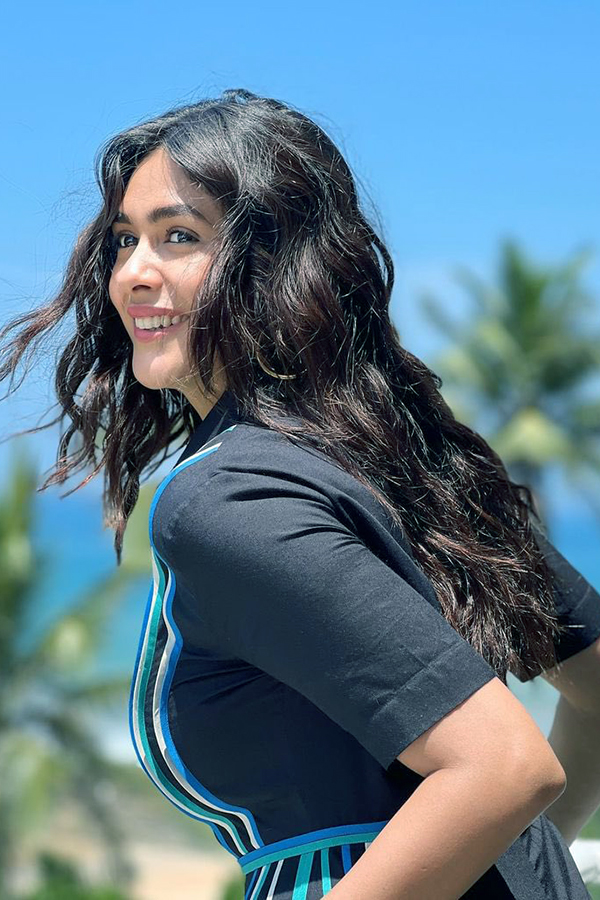 Mrunal_20Thakur_20Latest_20Photos_16.jpg 16