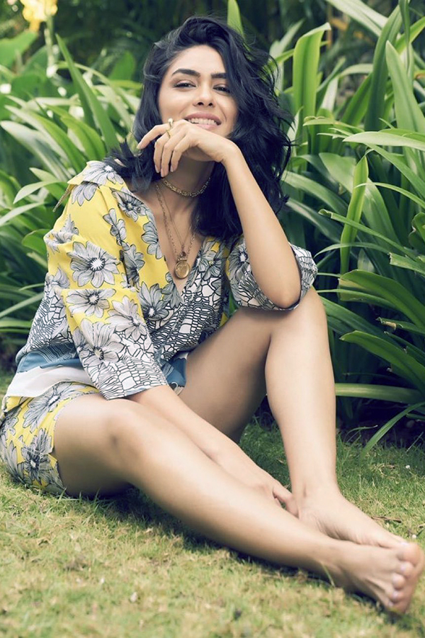 Mrunal_20Thakur_20Latest_20Photos_17.jpg 17