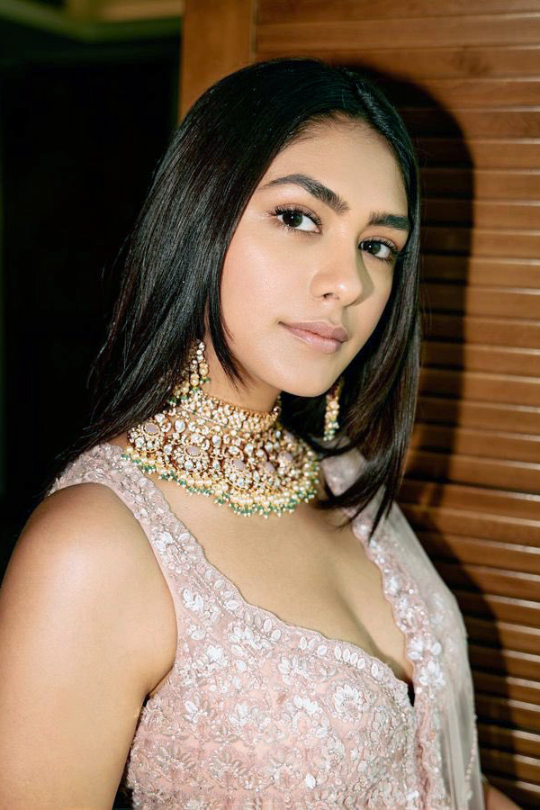 Mrunal_20Thakur_20Latest_20Photos_21.jpg 21