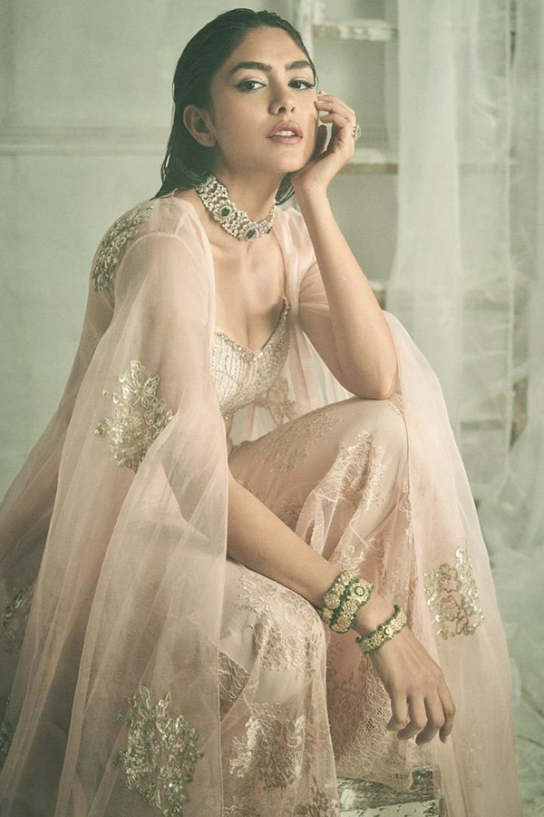 Mrunal_20Thakur_20Latest_20Photos_6.jpg 6