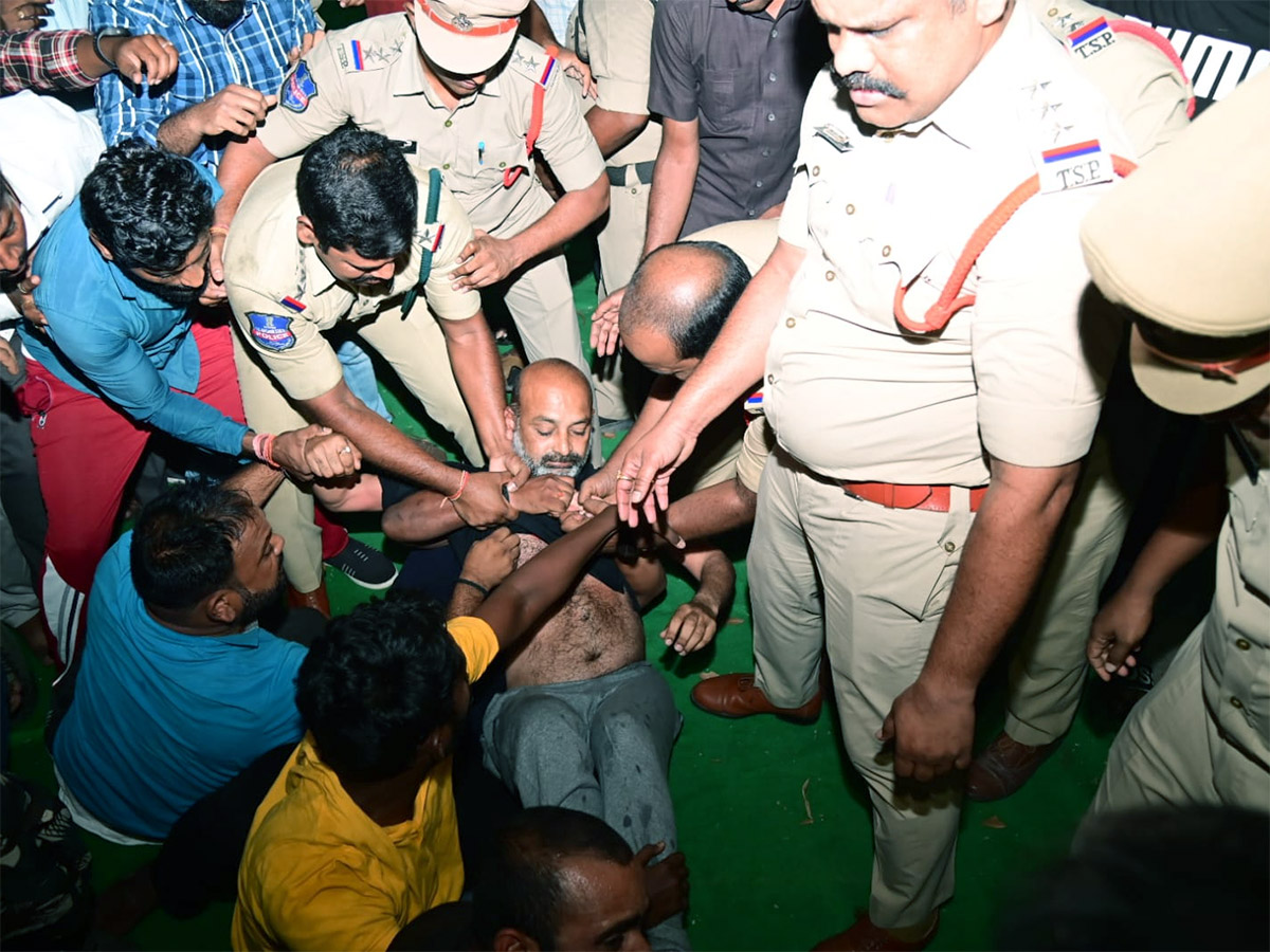 Telangana_20BJP_20Chief_20Bandi_20Sanjay_20Arrested_20At_20Mid_20Night_20Photos_1.jpg 1