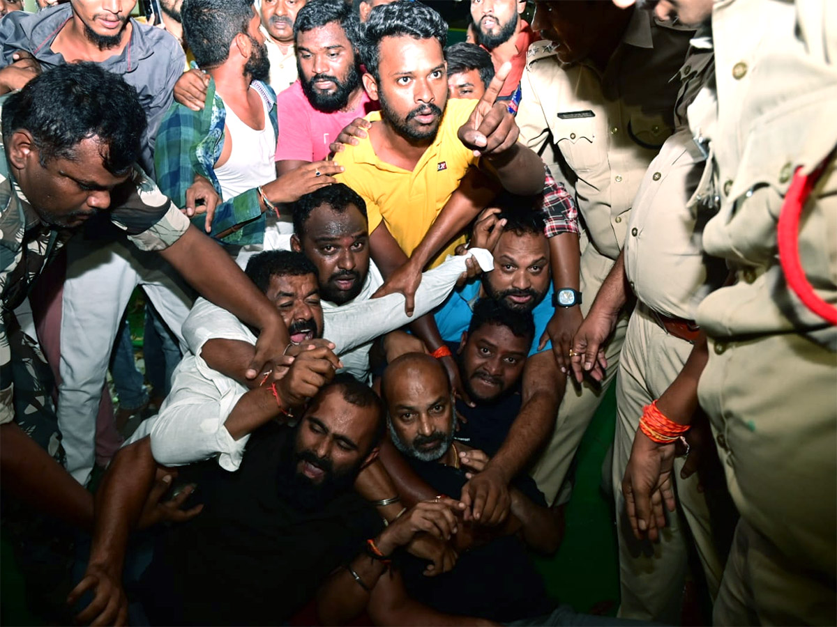 Telangana_20BJP_20Chief_20Bandi_20Sanjay_20Arrested_20At_20Mid_20Night_20Photos_10.jpg 10