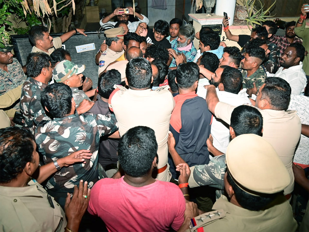 Telangana_20BJP_20Chief_20Bandi_20Sanjay_20Arrested_20At_20Mid_20Night_20Photos_16.jpg 16