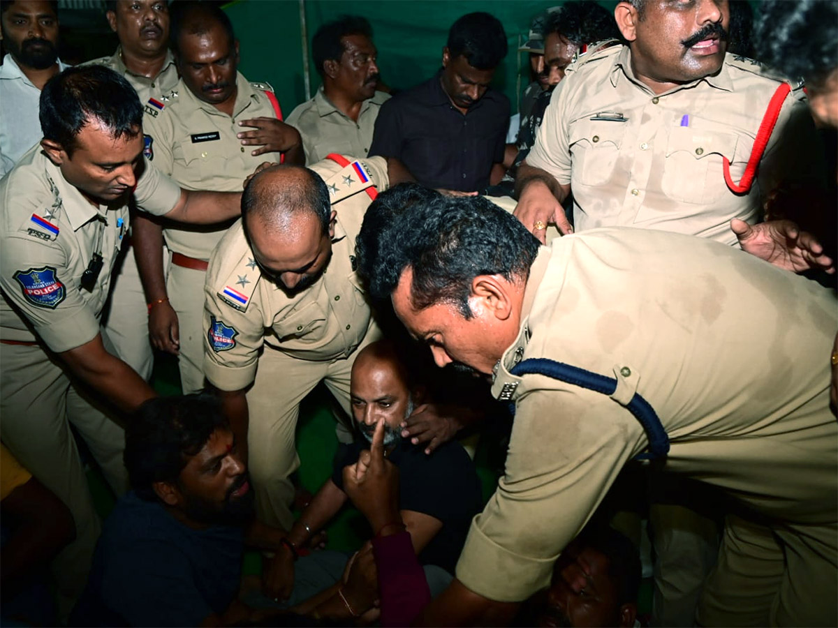 Telangana_20BJP_20Chief_20Bandi_20Sanjay_20Arrested_20At_20Mid_20Night_20Photos_19.jpg 18