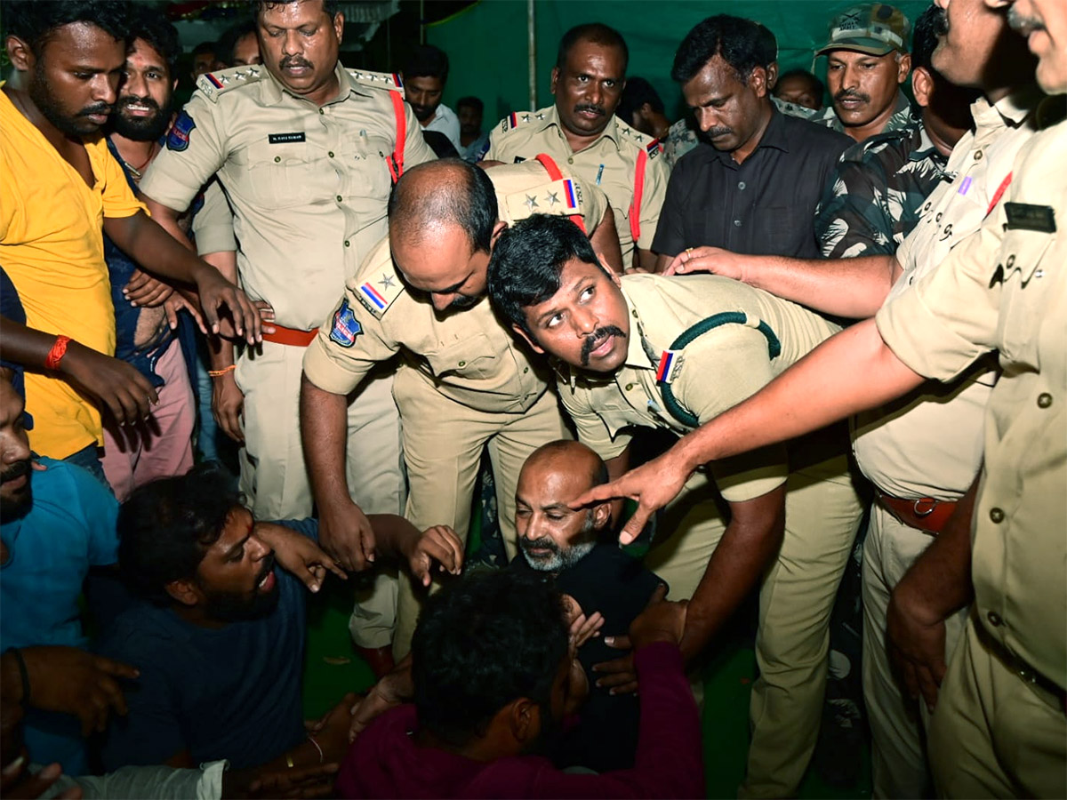 Telangana_20BJP_20Chief_20Bandi_20Sanjay_20Arrested_20At_20Mid_20Night_20Photos_20.jpg 19