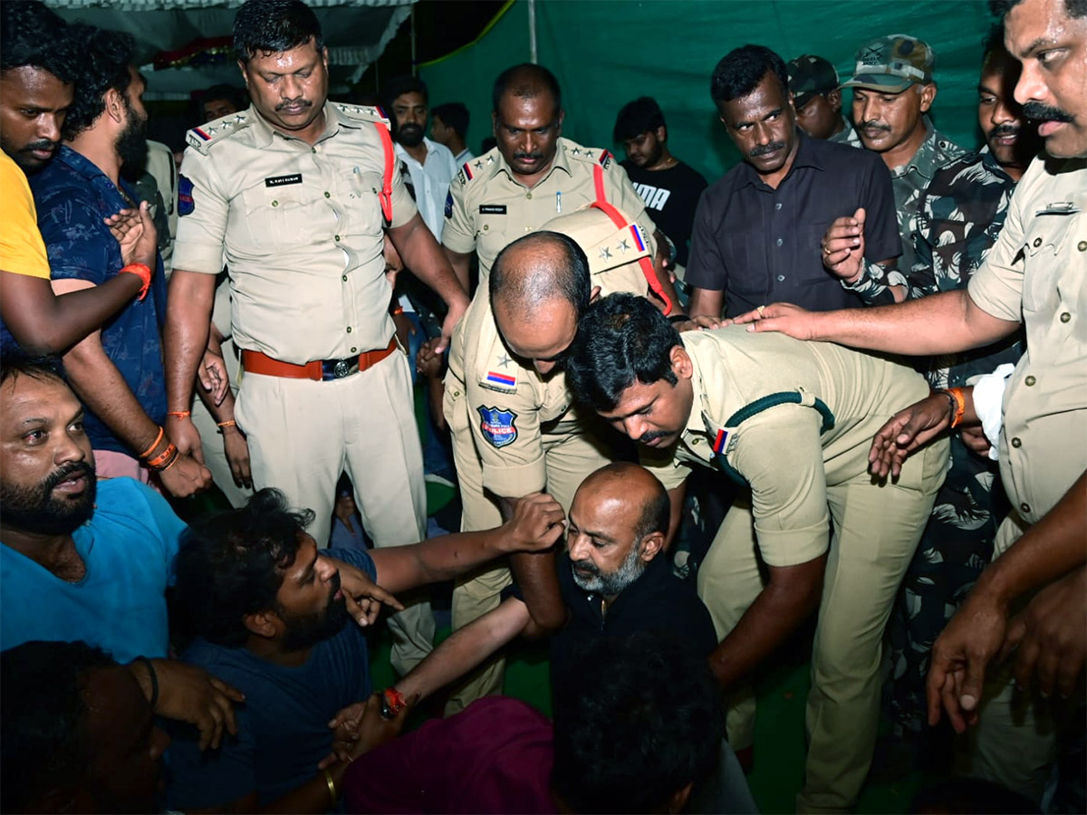 Telangana_20BJP_20Chief_20Bandi_20Sanjay_20Arrested_20At_20Mid_20Night_20Photos_21.jpg 20
