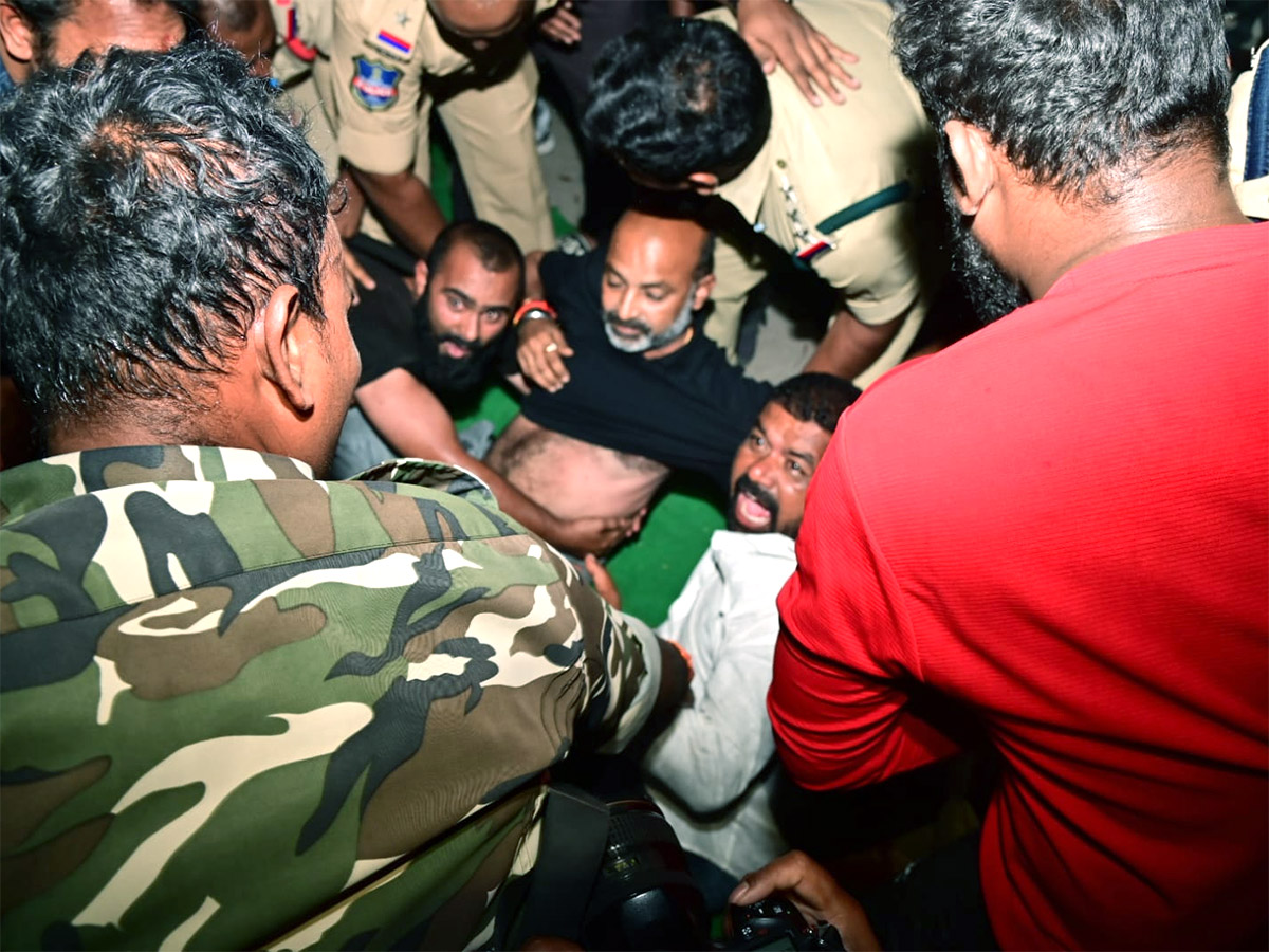 Telangana_20BJP_20Chief_20Bandi_20Sanjay_20Arrested_20At_20Mid_20Night_20Photos_23.jpg 22