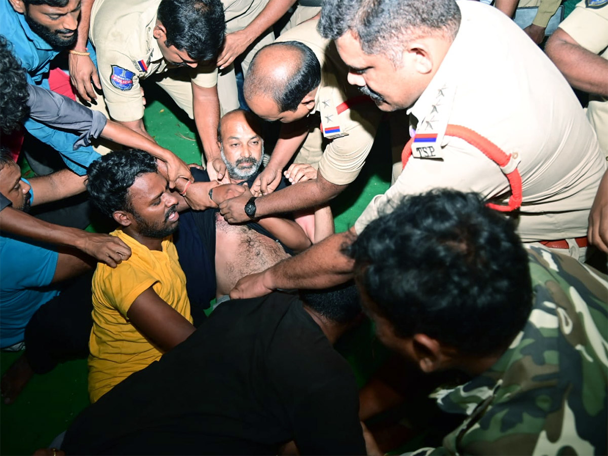 Telangana_20BJP_20Chief_20Bandi_20Sanjay_20Arrested_20At_20Mid_20Night_20Photos_24.jpg 23