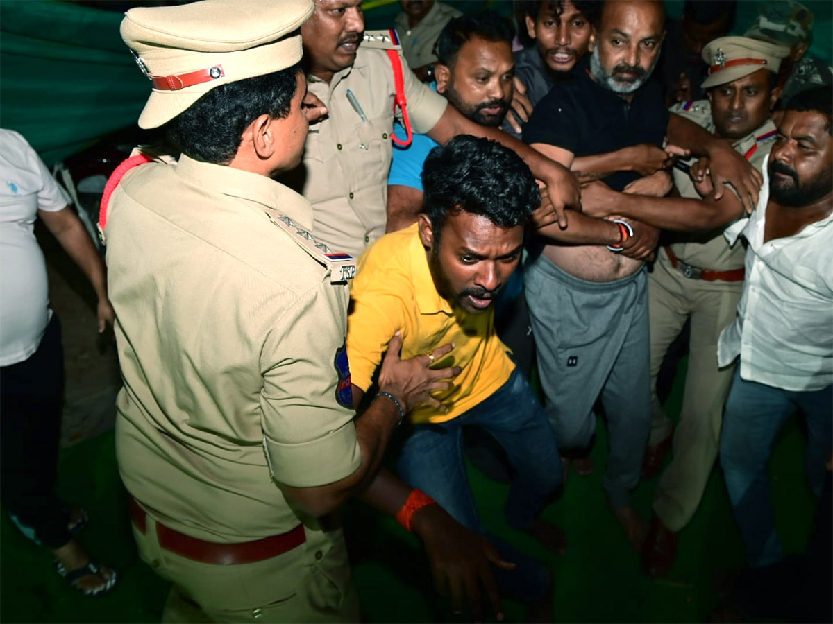 Telangana_20BJP_20Chief_20Bandi_20Sanjay_20Arrested_20At_20Mid_20Night_20Photos_26.jpg 25