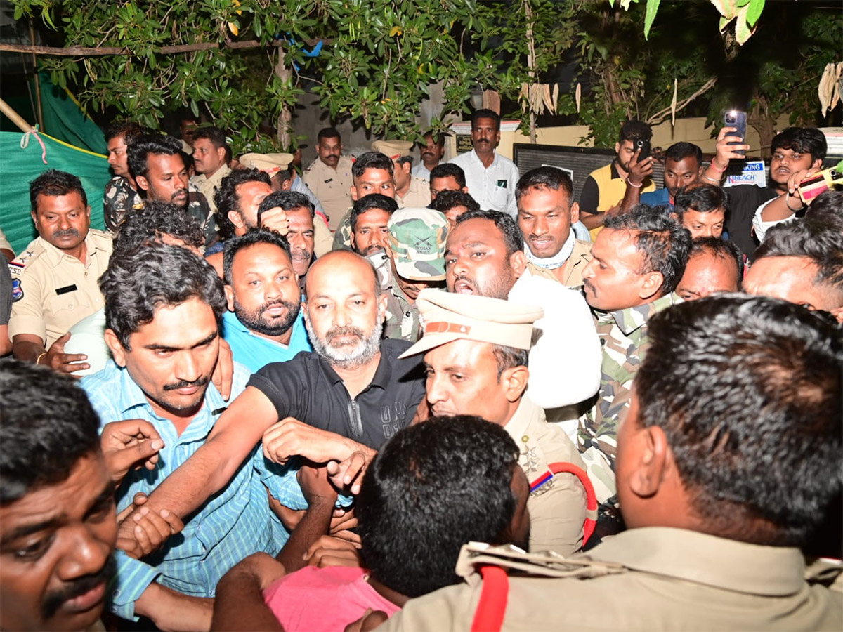 Telangana_20BJP_20Chief_20Bandi_20Sanjay_20Arrested_20At_20Mid_20Night_20Photos_28.jpg 27