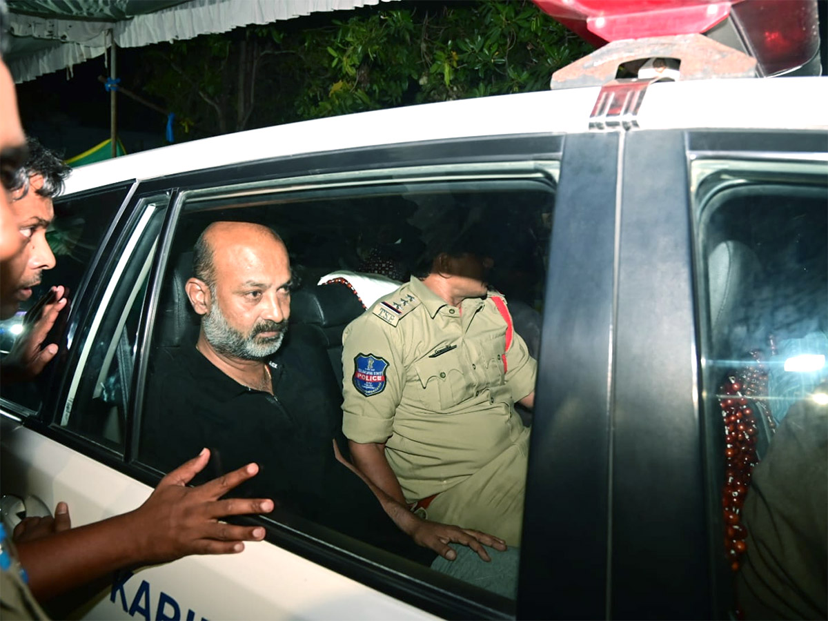 Telangana_20BJP_20Chief_20Bandi_20Sanjay_20Arrested_20At_20Mid_20Night_20Photos_4.jpg 4