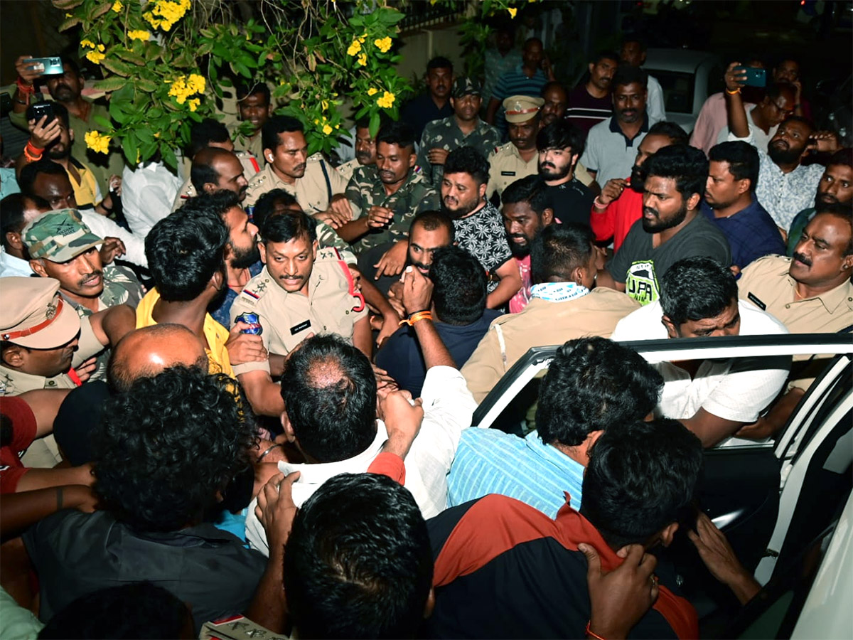 Telangana_20BJP_20Chief_20Bandi_20Sanjay_20Arrested_20At_20Mid_20Night_20Photos_5.jpg 5