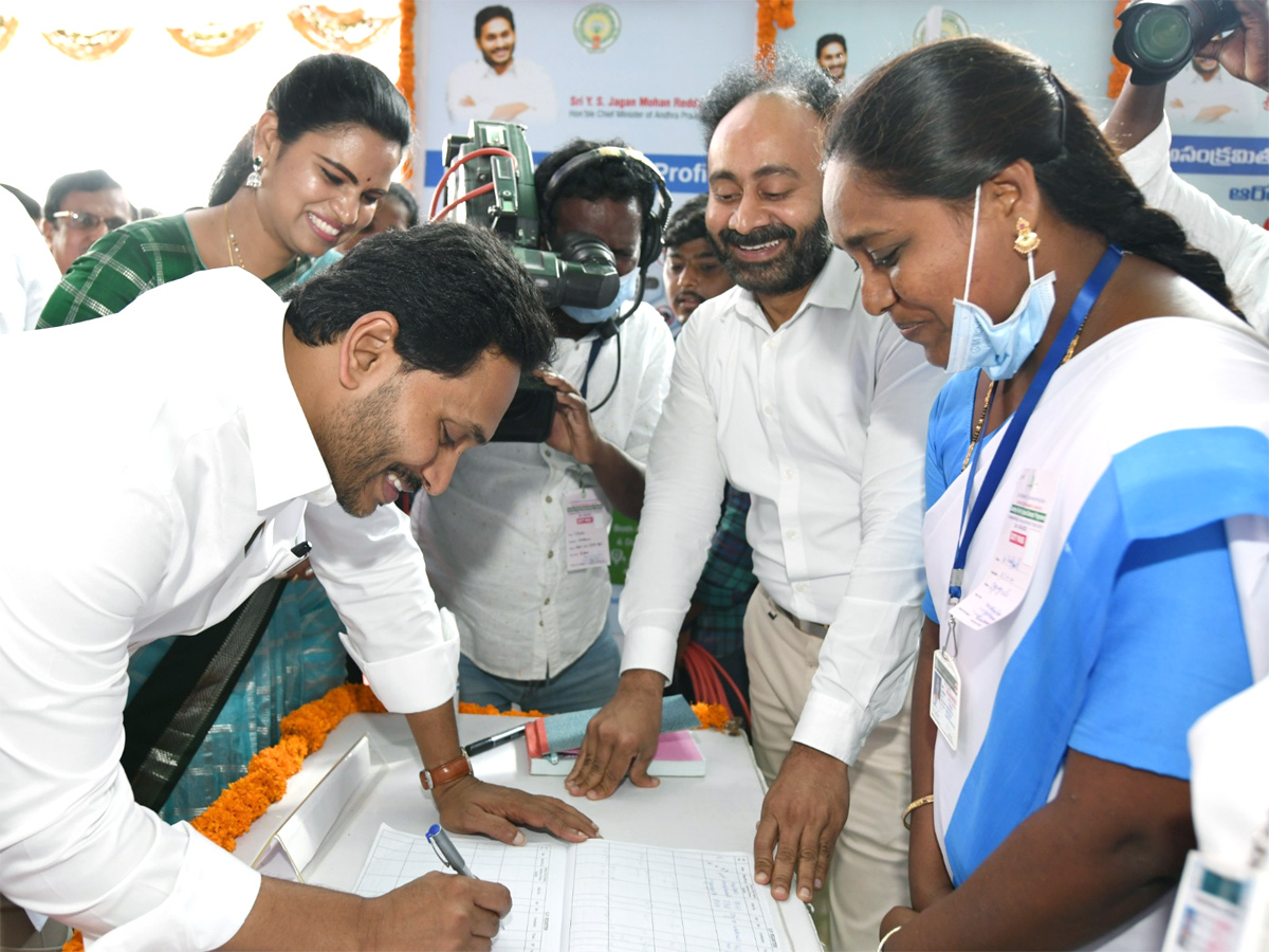 CM_20YS_20Jagan_20Launches_20Family_20Doctor_20Programme_20Photos_18.jpg 19