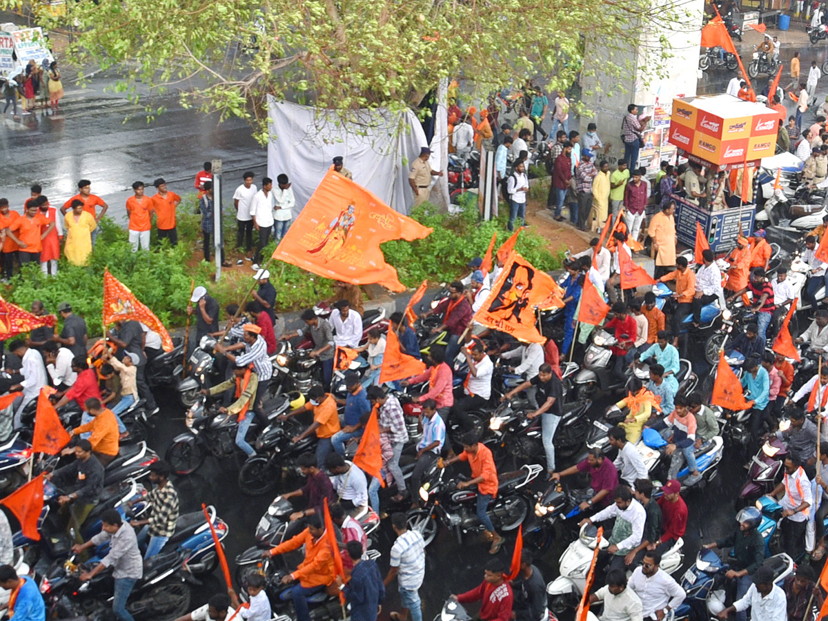 Heavy_20Rain_20at_20Hanuman_20Jayanti_20Shobha_20Yatra_202023_20in_20Hyderabad_20Photos_13.jpg 14