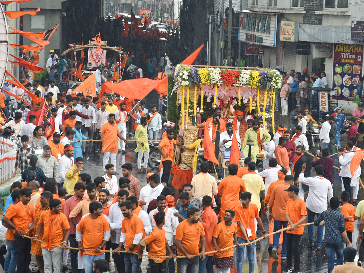 Heavy_20Rain_20at_20Hanuman_20Jayanti_20Shobha_20Yatra_202023_20in_20Hyderabad_20Photos_14.jpg 15