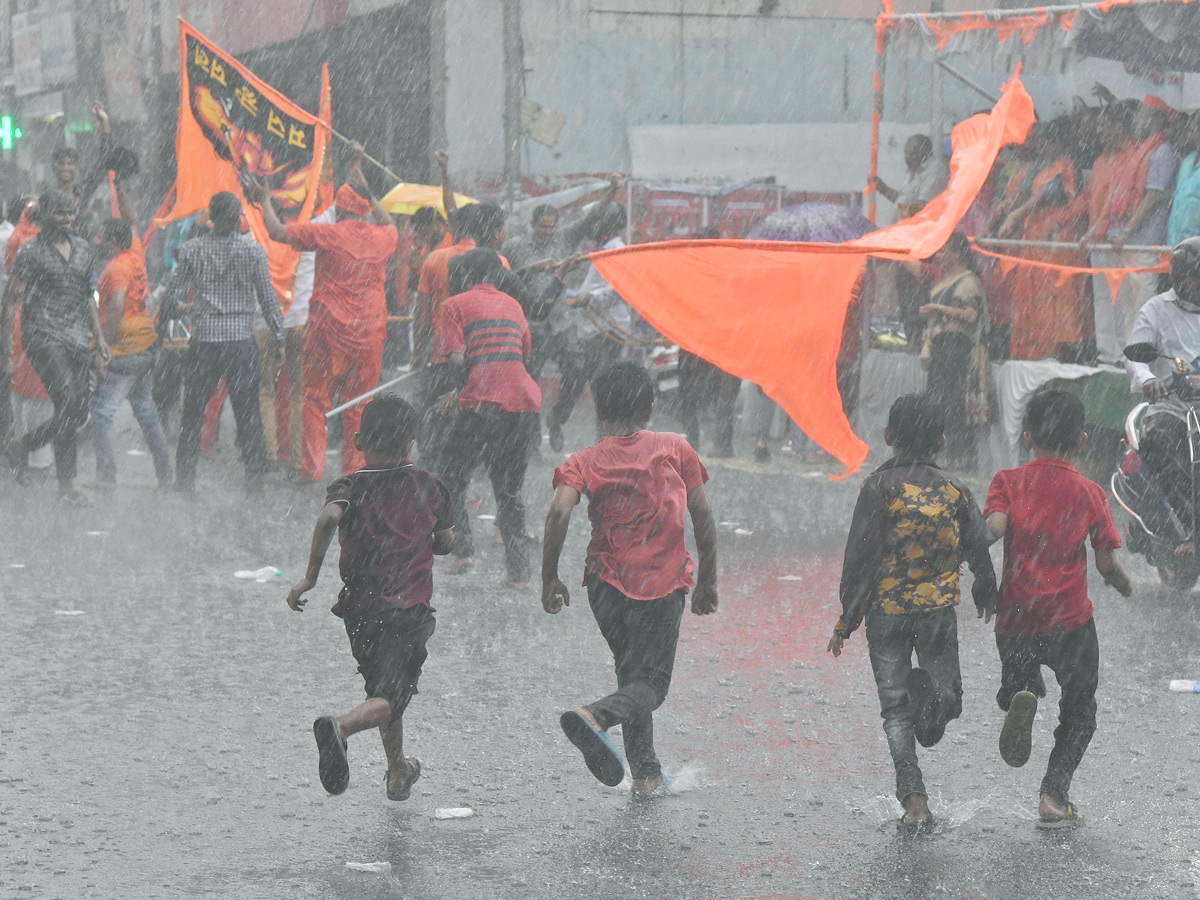 Heavy_20Rain_20at_20Hanuman_20Jayanti_20Shobha_20Yatra_202023_20in_20Hyderabad_20Photos_15.jpg 16