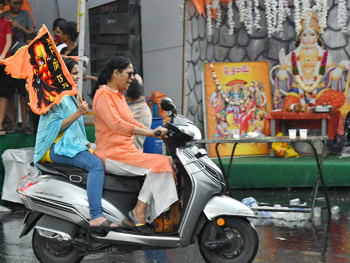 Heavy_20Rain_20at_20Hanuman_20Jayanti_20Shobha_20Yatra_202023_20in_20Hyderabad_20Photos_2.jpg 3