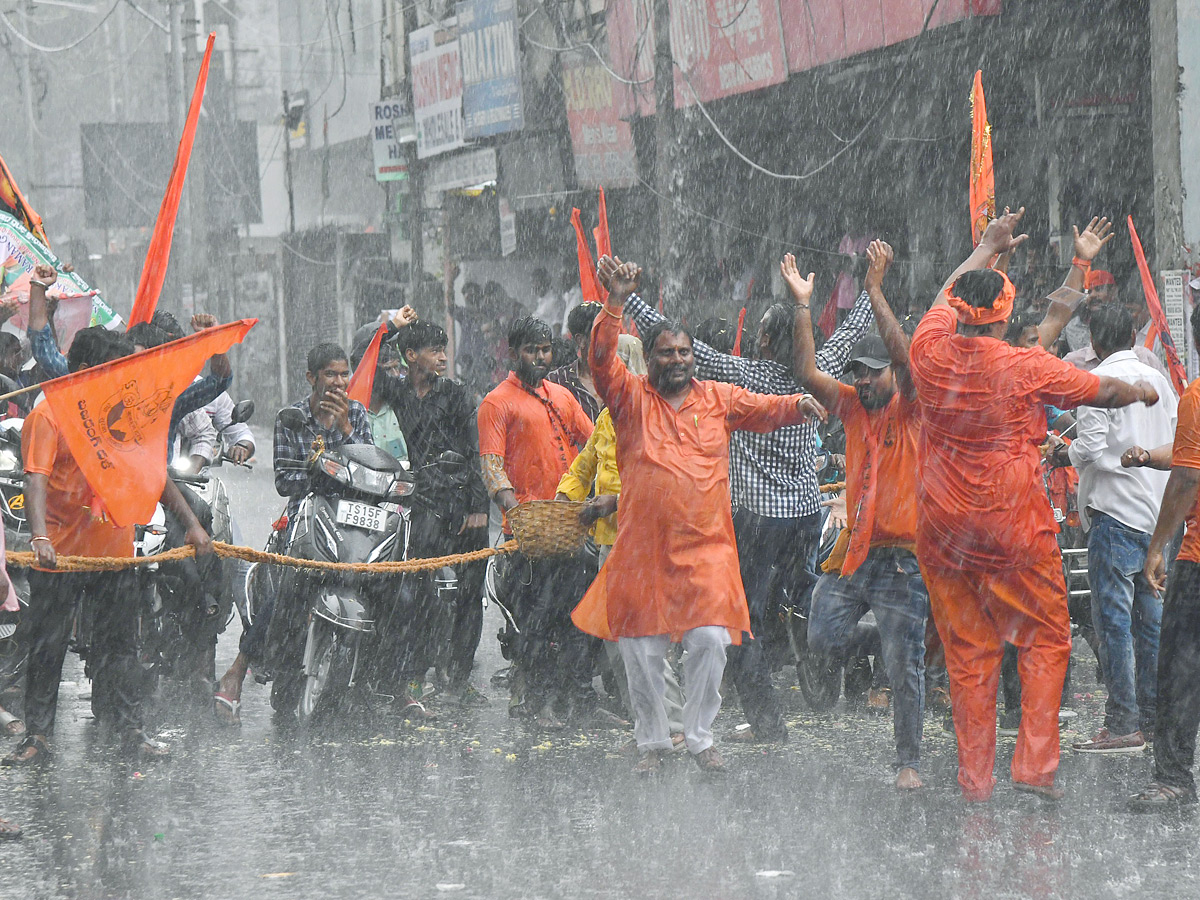 Heavy_20Rain_20at_20Hanuman_20Jayanti_20Shobha_20Yatra_202023_20in_20Hyderabad_20Photos_20.jpg 21