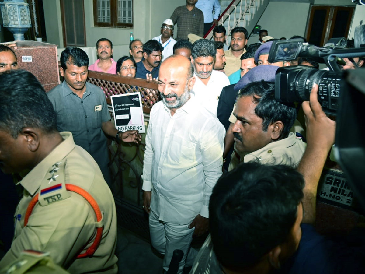 Telangana_20BJP_20chief_20Bandi_20Sanjay_20Arrest_20To_20Judicial_20Custody_20Photos_20.jpg 18
