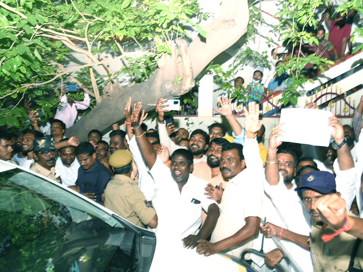 Telangana_20BJP_20chief_20Bandi_20Sanjay_20Arrest_20To_20Judicial_20Custody_20Photos_9.jpg 8