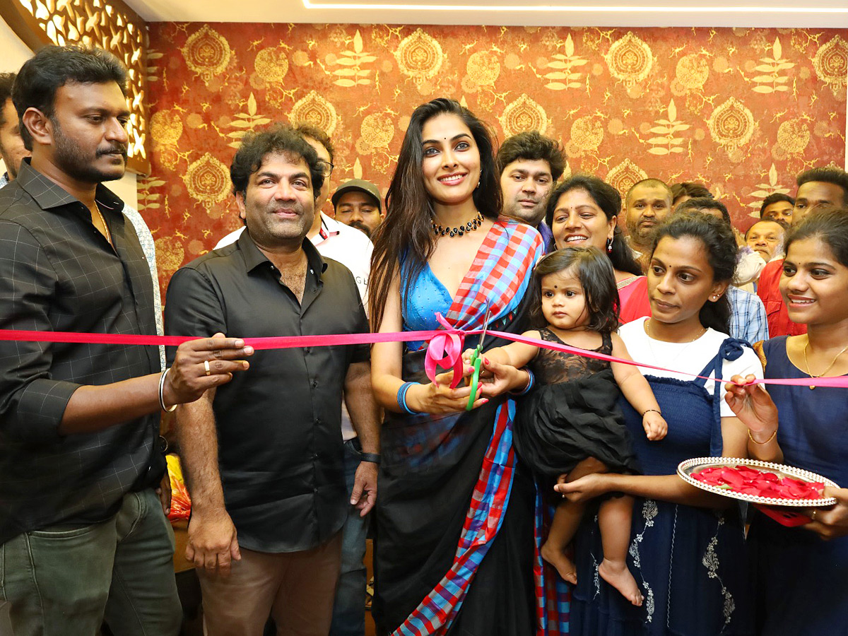Actress_20Divi_20Vadthya_20Inaugurates_20Barkaas_20Indo_20Arabic_20Restaurant_20at_20Kompally_20Photos_2.jpg 3
