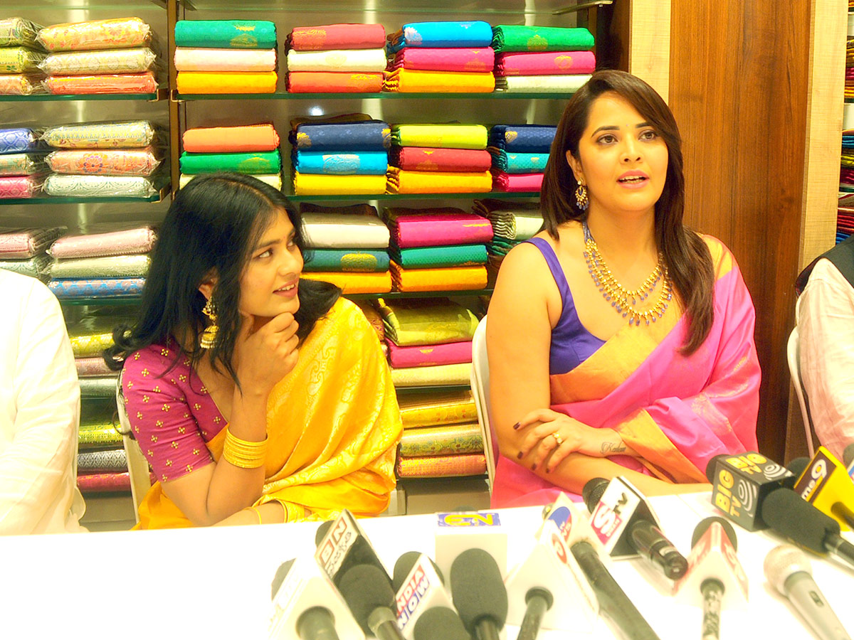 Anusuya_20and_20Heba_20Patel_20at_20Kurnool_13.jpg 13