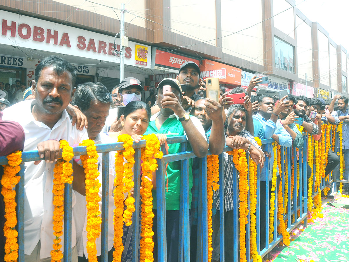 Anusuya_20and_20Heba_20Patel_20at_20Kurnool_17.jpg 16