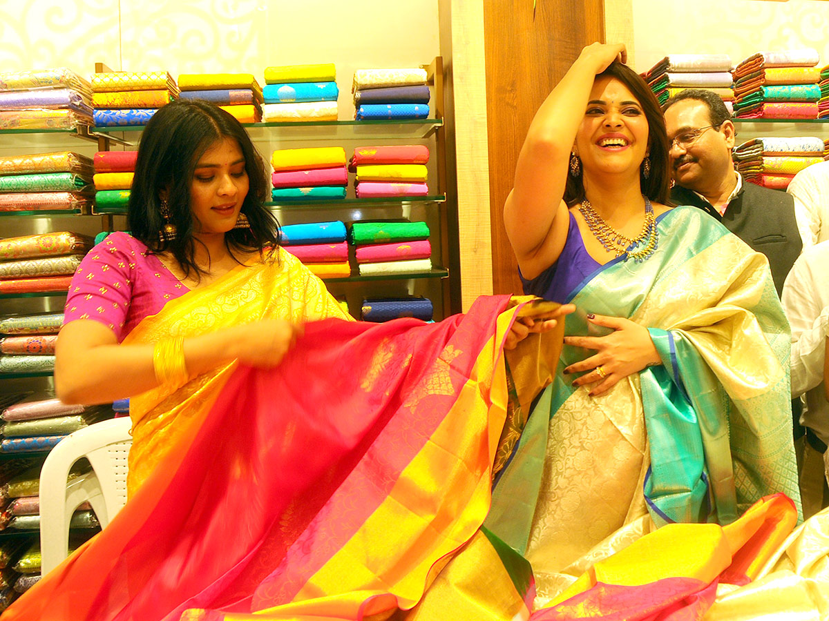 Anusuya_20and_20Heba_20Patel_20at_20Kurnool_2.jpg 2