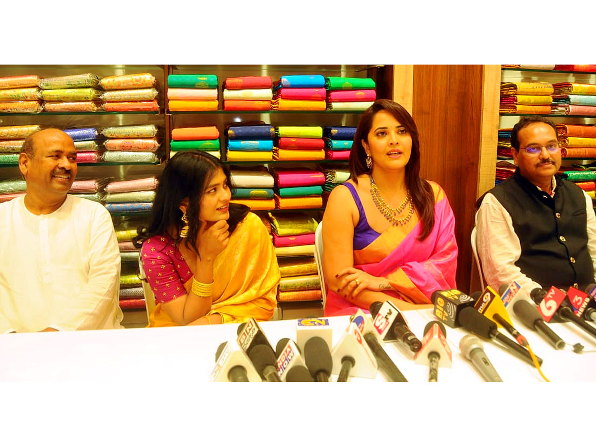 Anusuya_20and_20Heba_20Patel_20at_20Kurnool_26.jpg 21