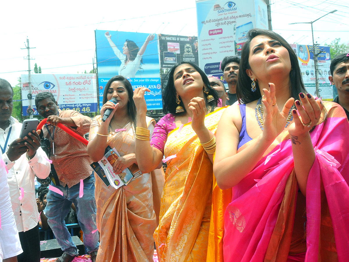 Anusuya_20and_20Heba_20Patel_20at_20Kurnool_3.jpg 3