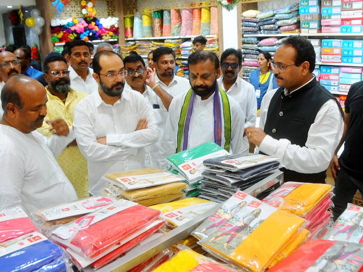 Anusuya_20and_20Heba_20Patel_20at_20Kurnool_31.jpg 24