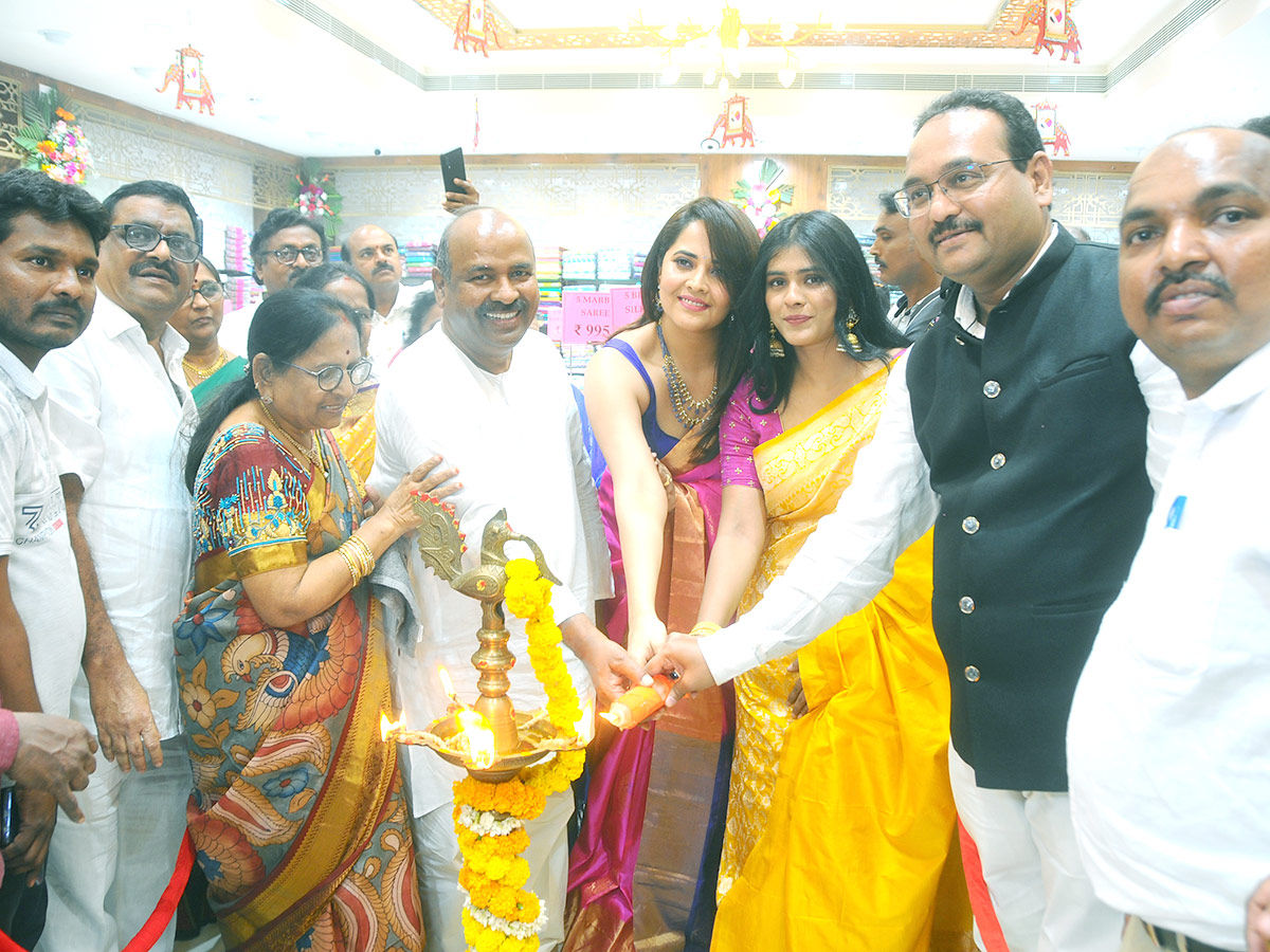 Anusuya_20and_20Heba_20Patel_20at_20Kurnool_5.jpg 5