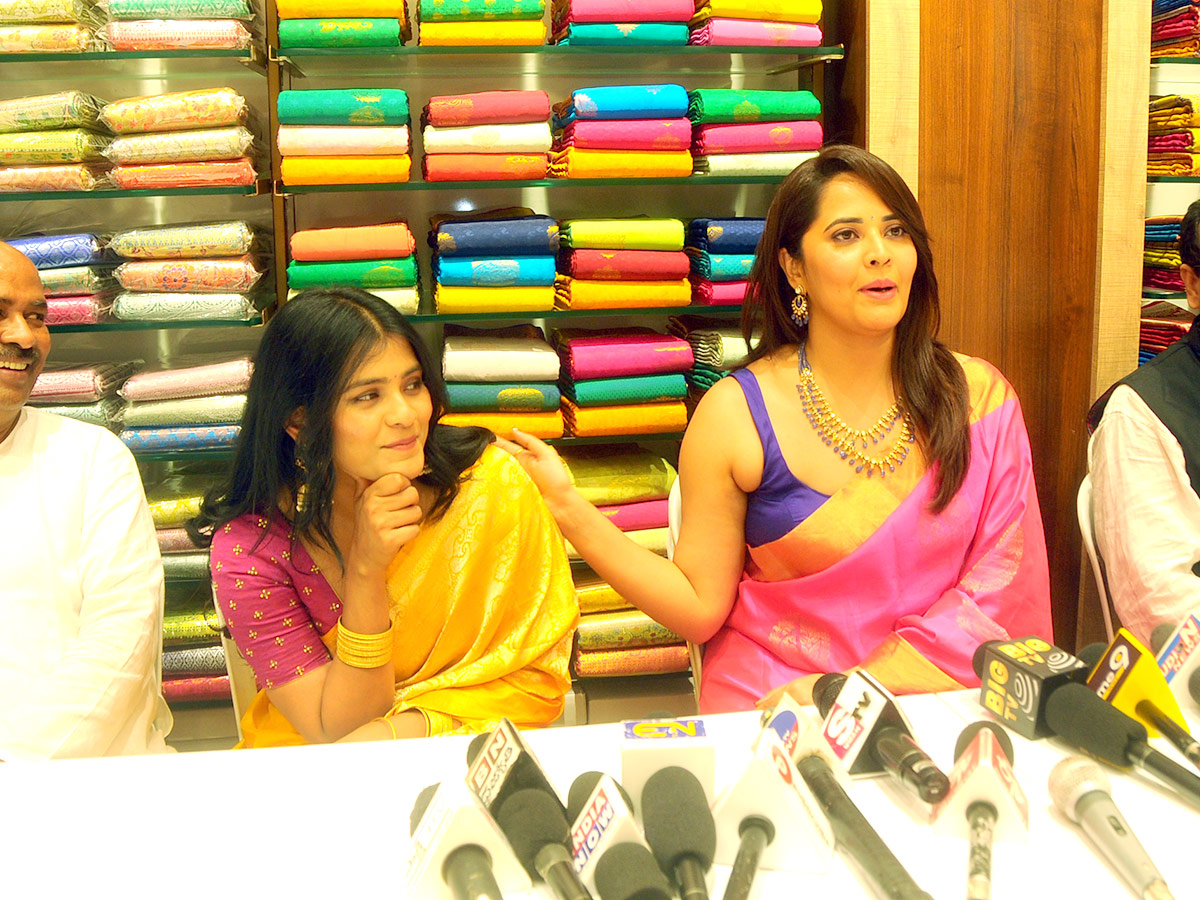 Anusuya_20and_20Heba_20Patel_20at_20Kurnool_6.jpg 6